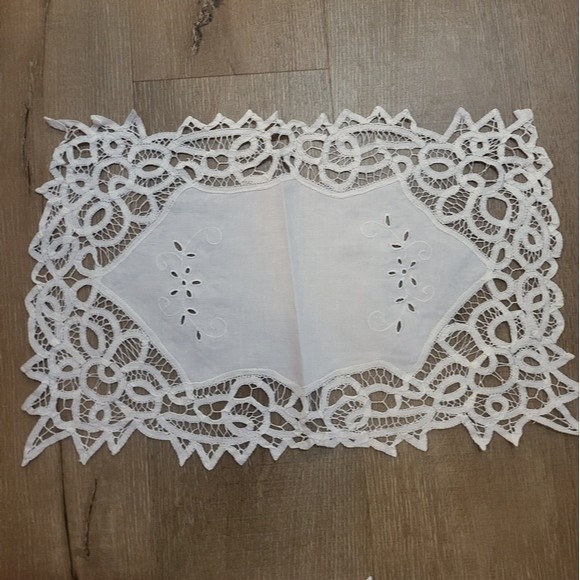 White Lace Placemats - Picture 1 of 4